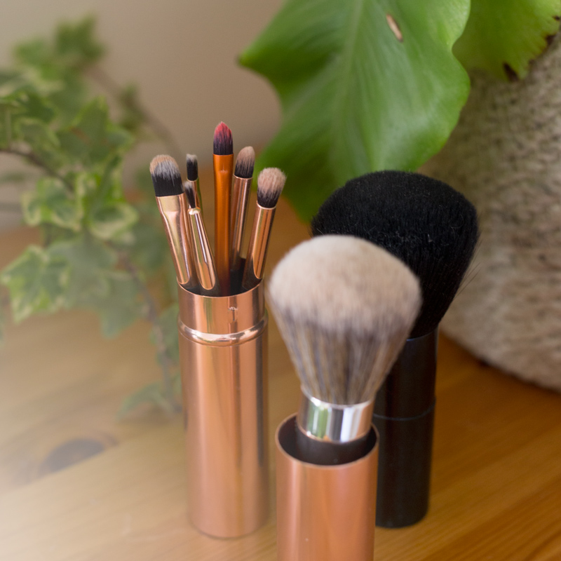 Makeup brushes - Green Beauty - What's in my travel makeup bag?